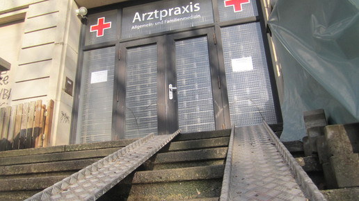 Treppe zur Arztpraxis