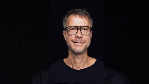 APOTHEKE ADHOC-Chefredakteur Patrick Hollstein lächelt. Mehr dazu im Artikel.