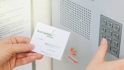 Jemand tippt einen Code in ein Apotheken-Abholfach.