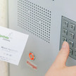 Hitze: Apotheke sperrt Abholfächer Jemand tippt einen Code in ein Apotheken-Abholfach.