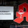 Ein Schild, das über die Schließung einer Apotheke informiert.