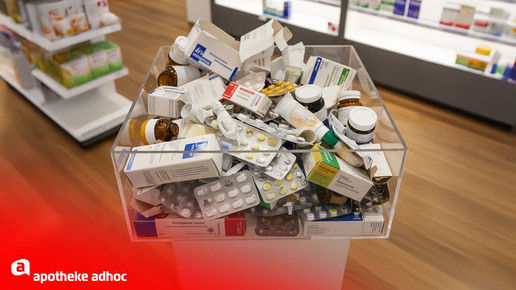 KI-Montage einer Schütte mit angebrochenen Fertigarzneimittelpackungen