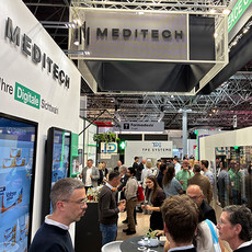 Abgebildet wird der Stand von Meditech bei der Expopharm 2025 mit einer Menschenmenge