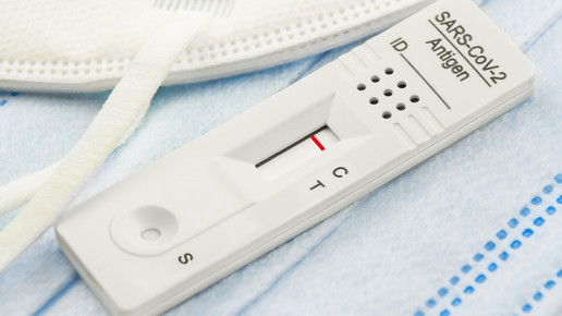 Foto: Coronatest und Maske