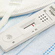 Foto: Coronatest und Maske
