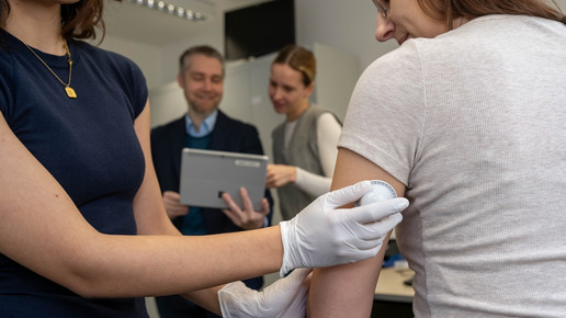 Foto Über einen Glukosesensor am Oberarm erhoben Forschenden kontinuierlich Daten zum Glukoseverlauf