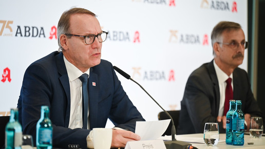 Thomas Preis spricht bei der Abda-PK auf dem Podium