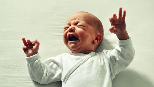 Krankenschwester verabreicht Säuglingen Morphium