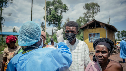 Ebola-Ausbruchsgebiet im Kongo: Hilfskräfte messen Fieber bei Einwohner:innen