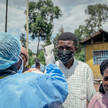 Kampf gegen Ebola, Kampf gegen Mythen Ebola-Ausbruchsgebiet im Kongo: Hilfskräfte messen Fieber bei Einwohner:innen