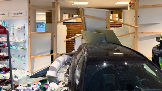 Schäden nachdem ein Auto in die Römer-Apotheke Rosenheim gefahren ist