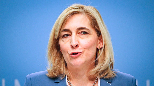 Nina Warken spricht im BMG 