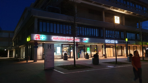 Einbrecher versteckt sich beim Kommissionierer