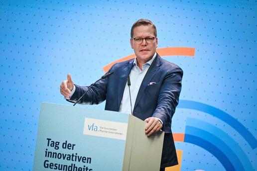 Tino Sorge spricht auf der Bühne