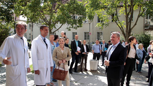 groehe sommerreise charite1 bmg