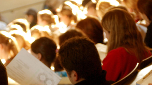 Studierende sitzen im Hörsaal. Mehr dazu im Artikel.