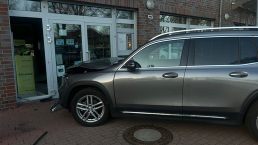 Auto ist in Apotheken gekracht