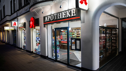 Eine Apotheke nachts im Dunkeln von außen. Mehr dazu im Artikel.