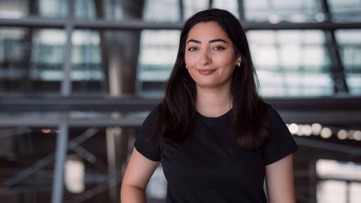 Portraitfoto von Reem Alabali Radovan vor der Reichstagskuppel