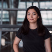 Portraitfoto von Reem Alabali Radovan vor der Reichstagskuppel