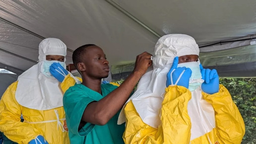 Ärzte in Schutzkleidung im Einsatz gegen Ebola im Kongo