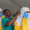 Ärzte in Schutzkleidung im Einsatz gegen Ebola im Kongo