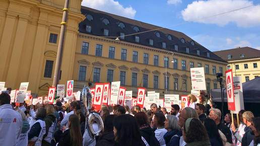 Protest-Menge auf dem Münchener Odeonsplatz