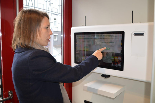 Eine Frau steht vor einem Bildschirm und will Arzneimittel bestellen. Mehr dazu im Artikel.