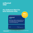 Abbildung einer blauen Orthomol Vital-Packung auf einem türkisenen Hintergrund mit der Beschriftung „Aus Orthomol Vital f/m wird Orthomol Vital.“ und einem gelben Störer „NEU verbesserte Rezeptur“. 