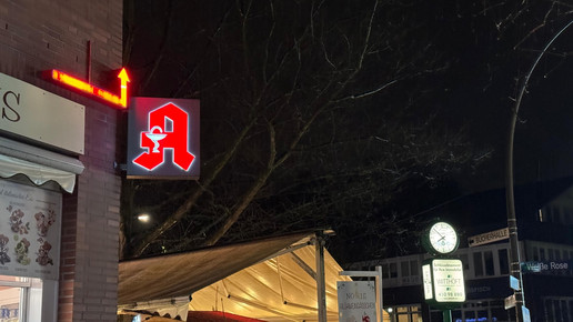 Symbolbild: Apotheke in der Nacht. 