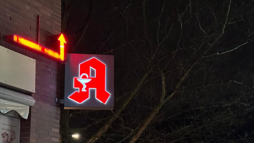 Symbolbild: Apotheke in der Nacht. 