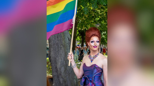 Zum CSD: Dragqueen im Apotheken-Schaufenster