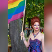Zum CSD: Dragqueen im Apotheken-Schaufenster