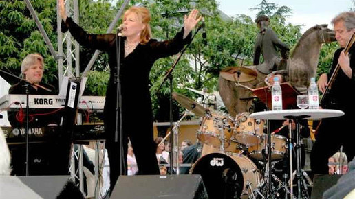 Kara-Johnstad-mit-band johnstad