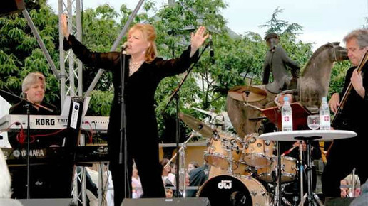 Kara-Johnstad-mit-band johnstad