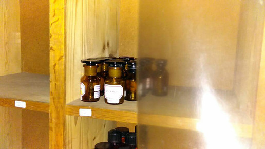 gemmeren regal flaschen3 Vosstor-Apotheke