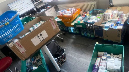 Kisten mit Arzneimitteln in der Limes Apotheke