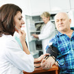Pharmacist Take Blood Pressure of Senior Patient APh A Apotheker fordern „Versorgerstatus“