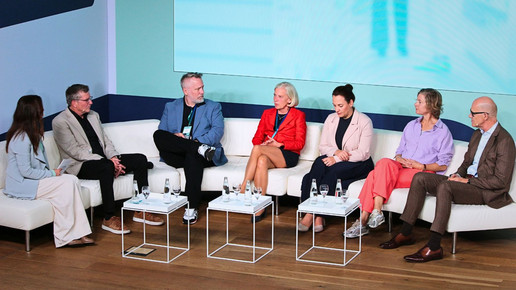 Personen auf dem Podium v.l.: Walter Pechmann, YouGov, Professor Dr. Stefan Heinemann, Christine Neumann-Grutzeck, Vizepräsidentin der Bundesärztekammer (BÄK), Abda-Vize Dr. Ina Lucas, Abda-Vize, Nikola Haaks, stellvertretende Chefredakteurin Brigitte, Dr. Traugott Ullrich, stellvertretender Vorstandsvorsitzender Pharma Deutschland.