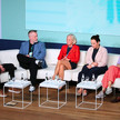 Personen auf dem Podium v.l.: Walter Pechmann, YouGov, Professor Dr. Stefan Heinemann, Christine Neumann-Grutzeck, Vizepräsidentin der Bundesärztekammer (BÄK), Abda-Vize Dr. Ina Lucas, Abda-Vize, Nikola Haaks, stellvertretende Chefredakteurin Brigitte, Dr. Traugott Ullrich, stellvertretender Vorstandsvorsitzender Pharma Deutschland.