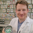 Foto: Apotheker Johannes Cremer in seiner Rezeptur.