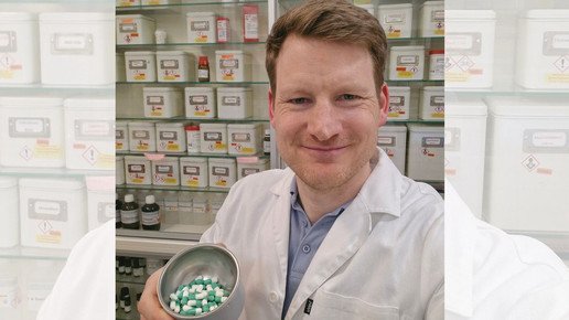 Apotheker Johannes Cremer in seiner Rezeptur.