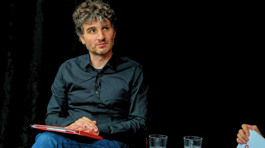 Ates Gürpinar in einer Diskussionsrunde