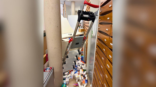 Schäden nachdem ein Auto in die Römer-Apotheke Rosenheim gefahren ist