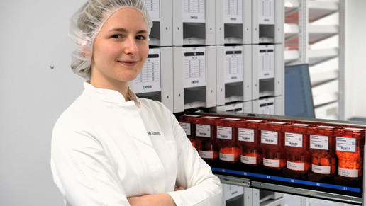 Fachapothekerin Sinah Gaebert mit Kittel und Haube in der Verblisterung