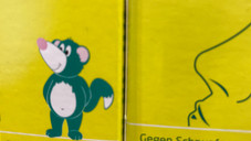 „Die Nasentropfen mit dem Bären, bitte."