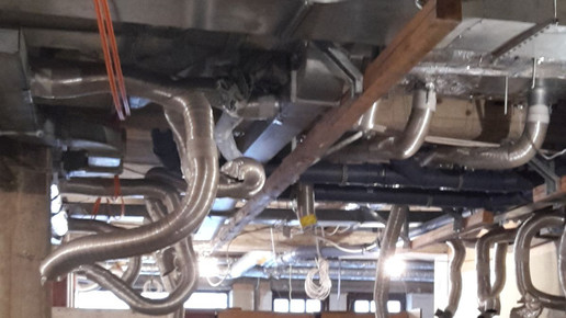 Altstadt-Apotheke Goettingen Freilegung Deckenrohre Altstadt-Apotheke