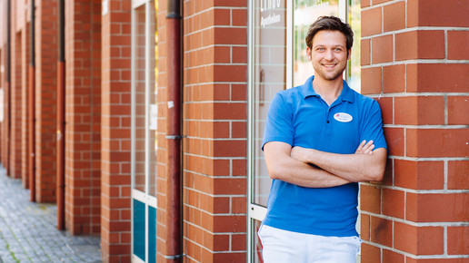 Apotheker Ingo Müller lehnt an einer Hauswand. Mehr dazu im Artikel.