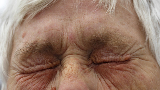 augen zukneifen uschi dreiucker pixelio de