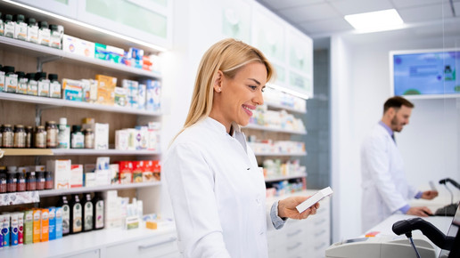 Foto: Zwei Personen im Kittel stehen am HV in der Apotheke
